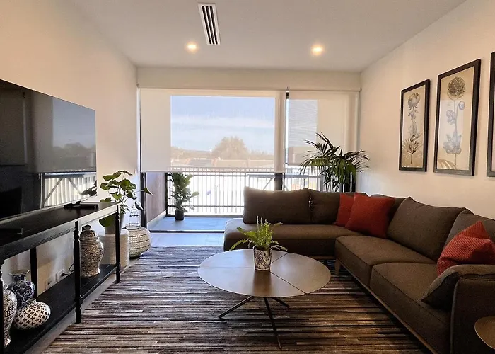 Stylish Cbd Retreat With 3Br,3Ba,Balcony,2 Parking