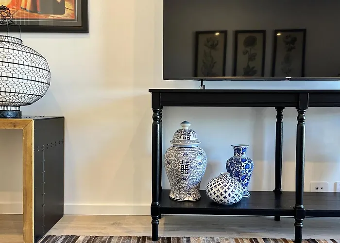 Stylish Cbd Retreat With 3Br,3Ba,Balcony,2 Parking