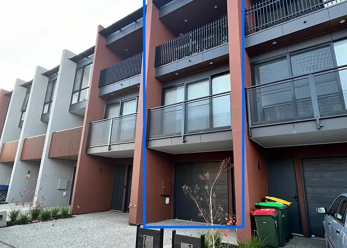Stylish Cbd Retreat With 3Br,3Ba,Balcony,2 Parking